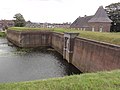 osmwiki:File:Citadel van 's-Hertogenbosch muur en gracht noordkant vanaf bastion gezien.JPG